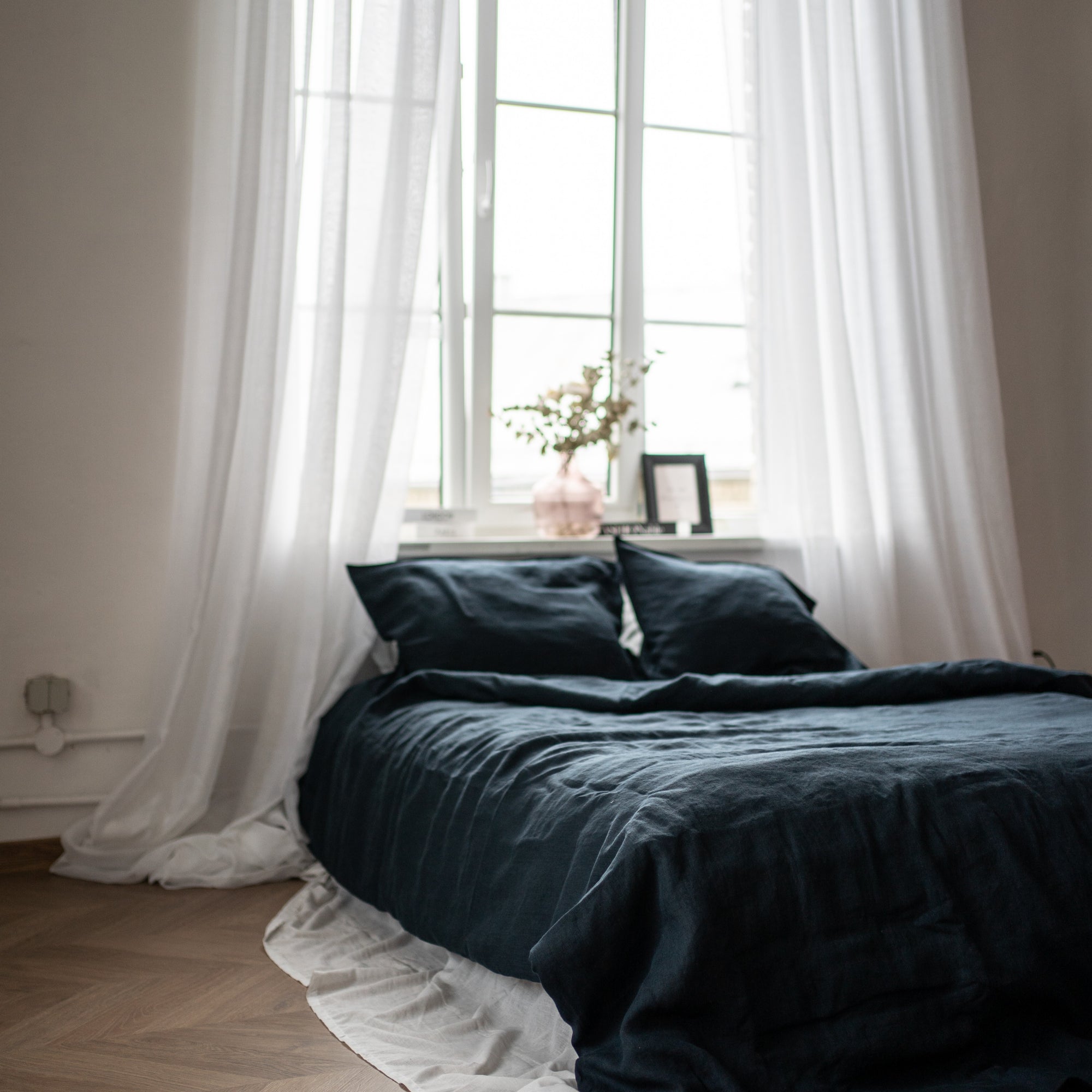 Natural linen bedding set - navy blue