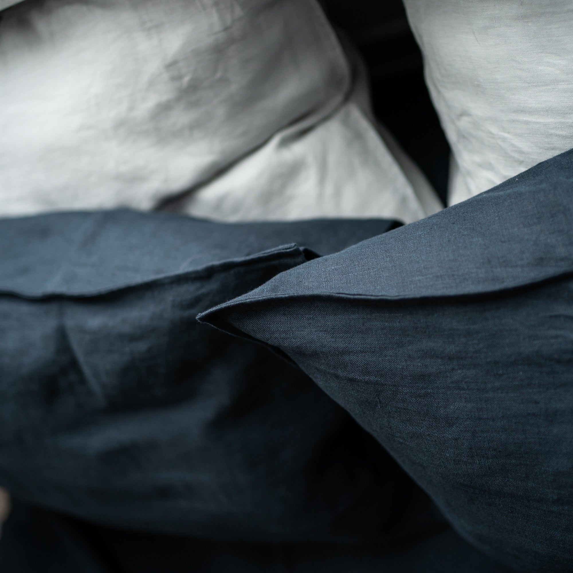Natural linen bedding set - navy blue
