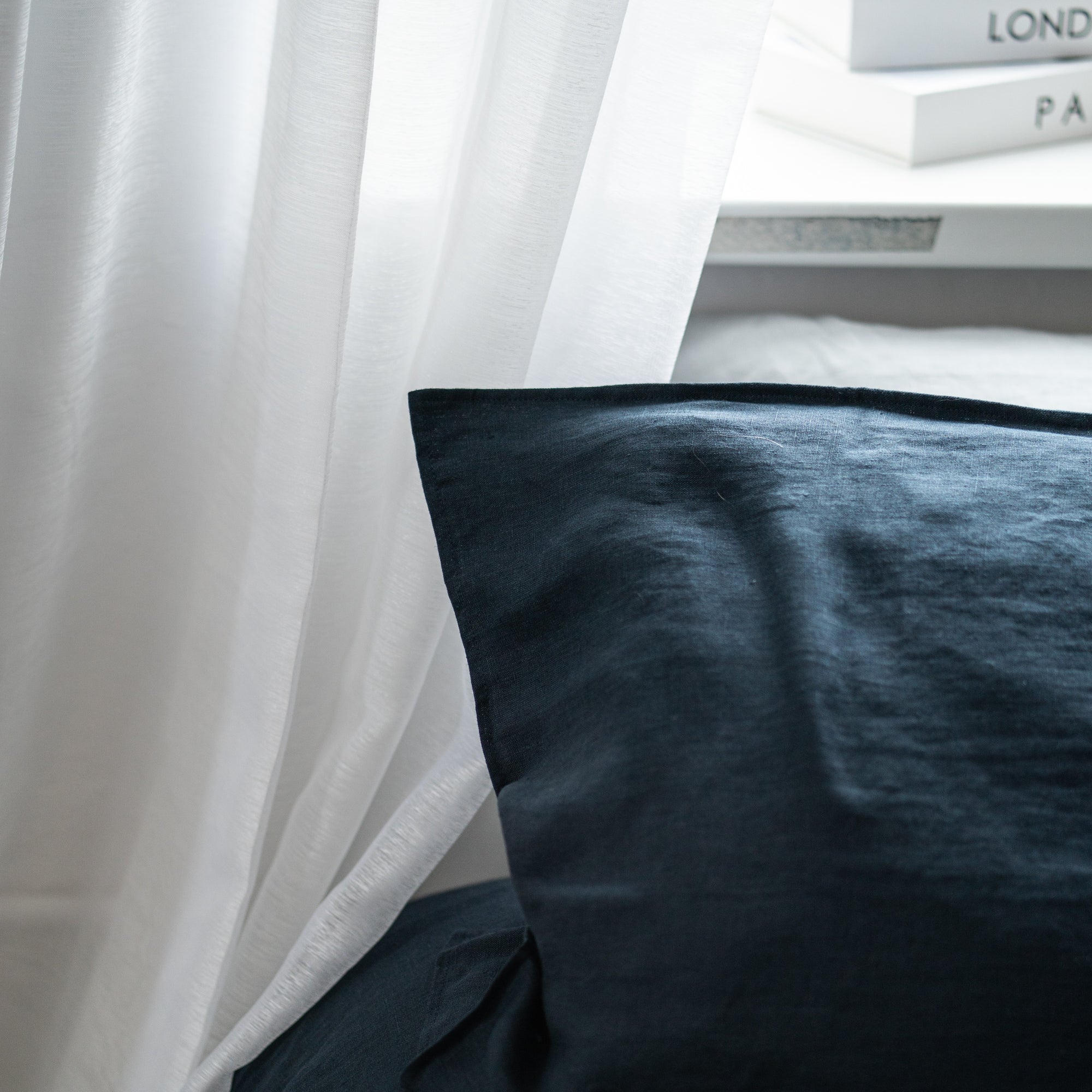 Natural linen bedding set - navy blue
