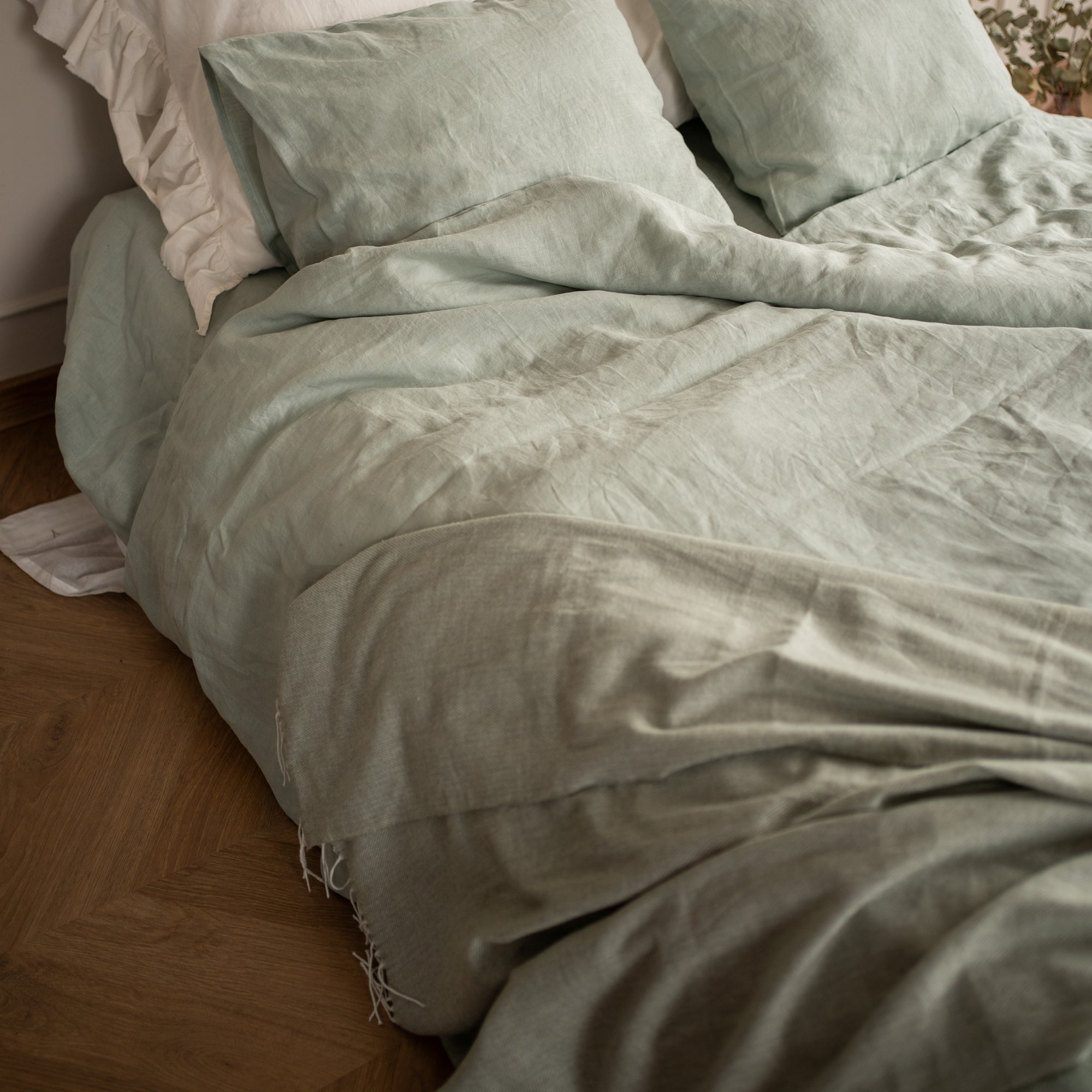 Natural linen bedding set - sage