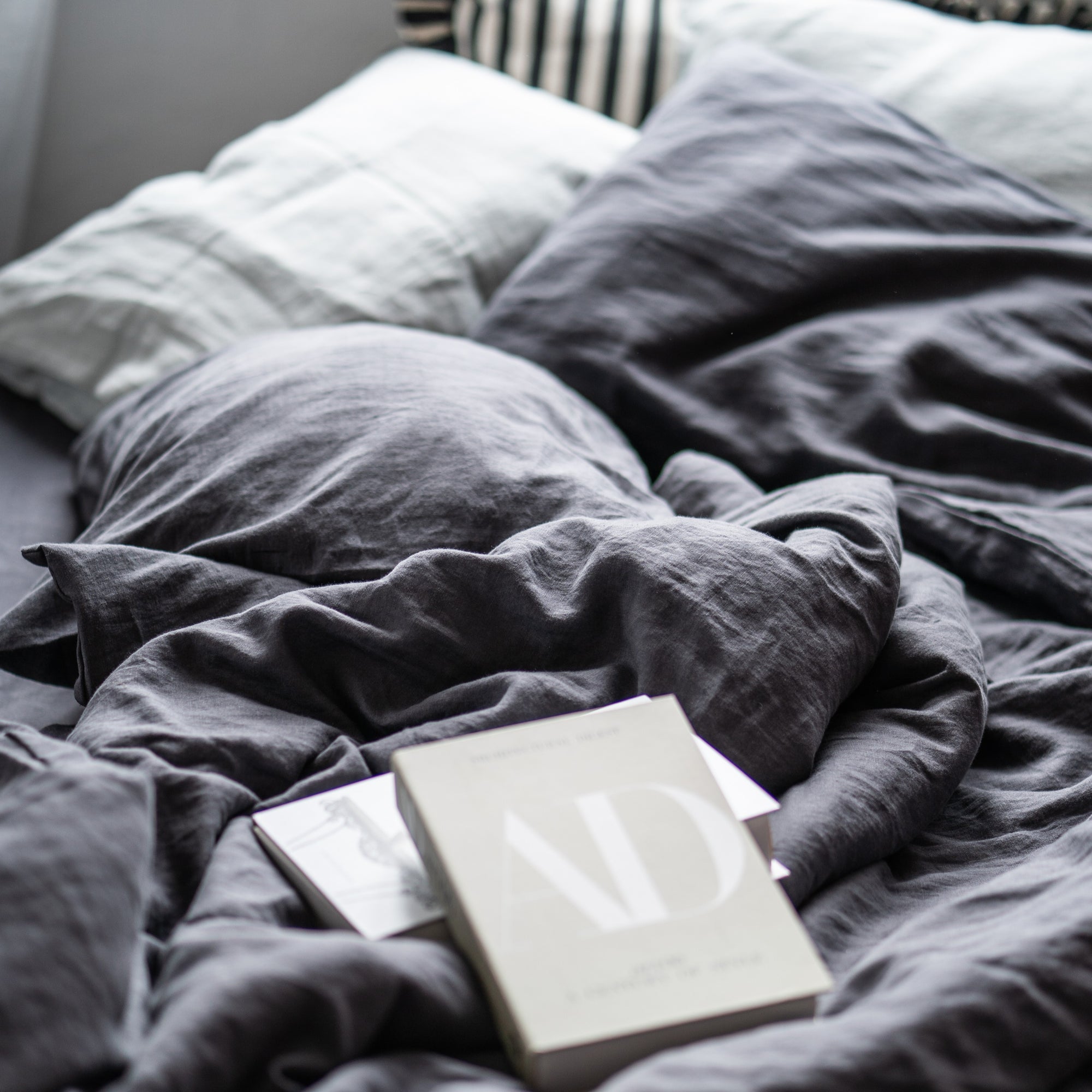 Natural linen bedding set - dark gray