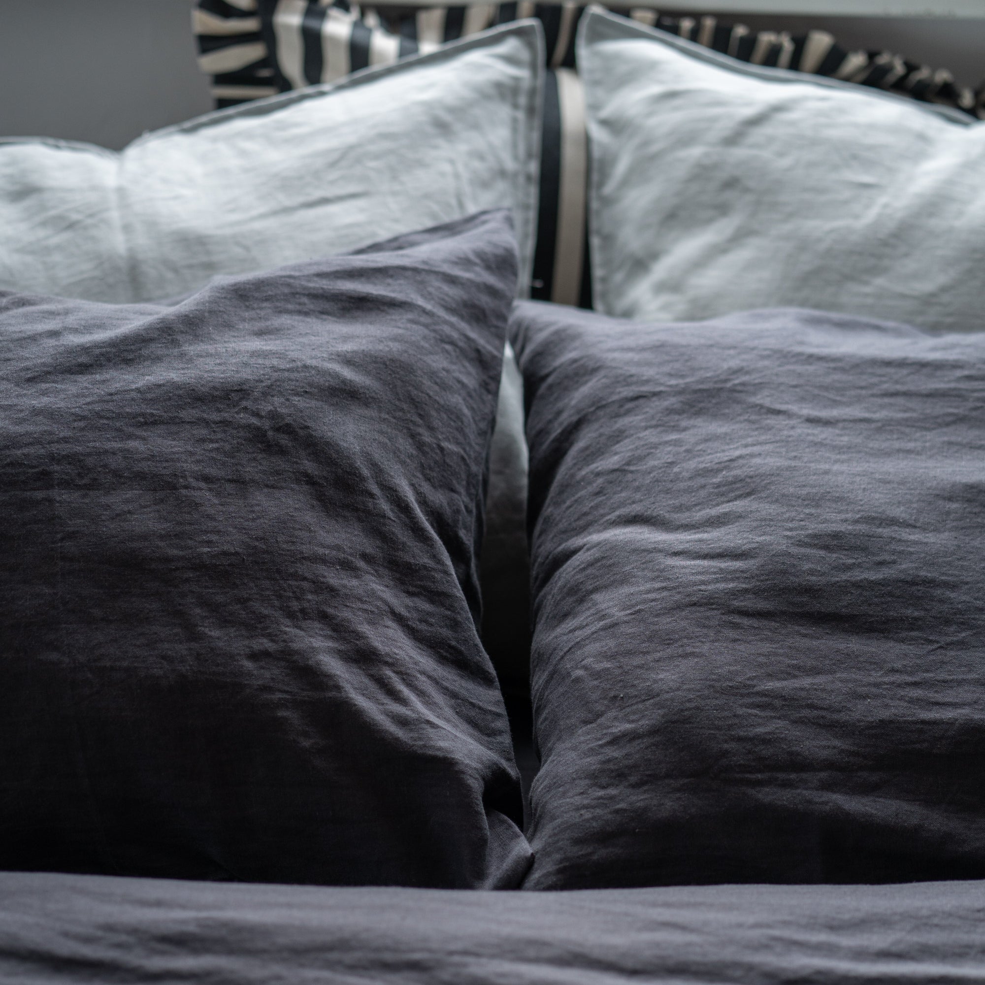 Natural linen bedding set - dark gray